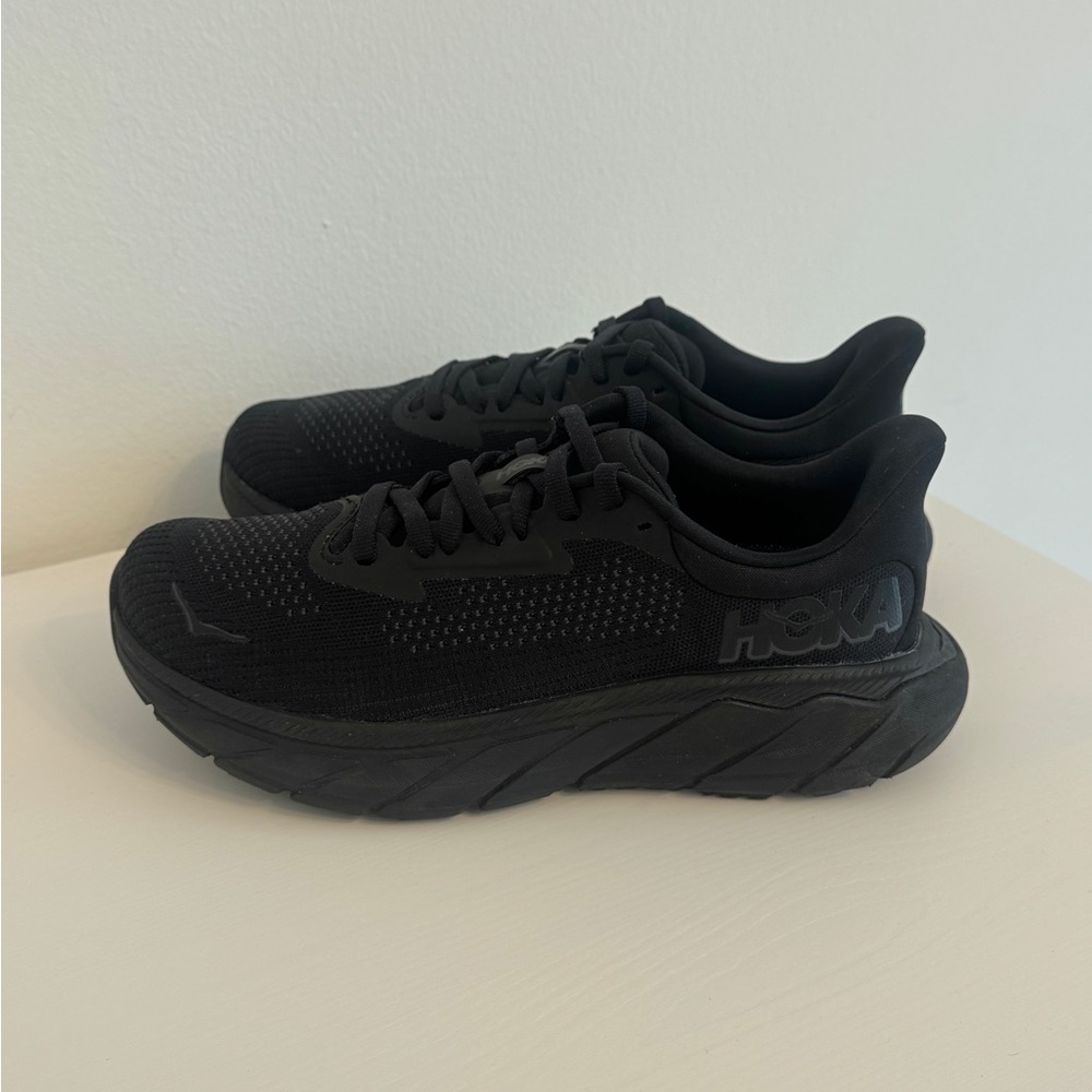 HOKA Arahi 7 Sneakers - Triple Black - Picture 4 of 9
